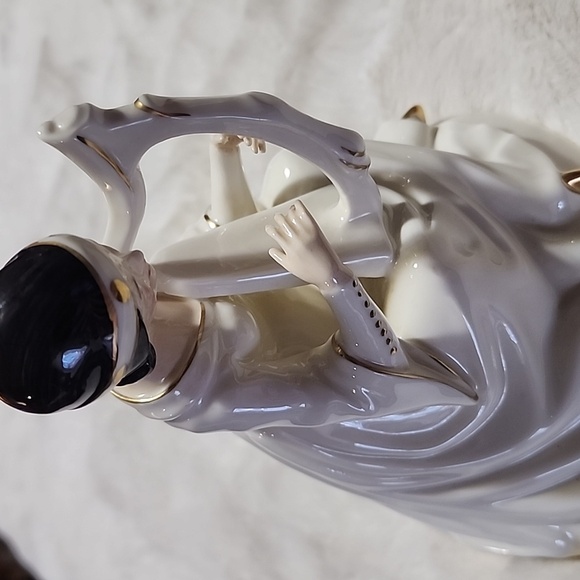 Elegant Porcelain Figurine with Gold Accents ROYAL DOULTON SONATA. - Picture 2 of 7